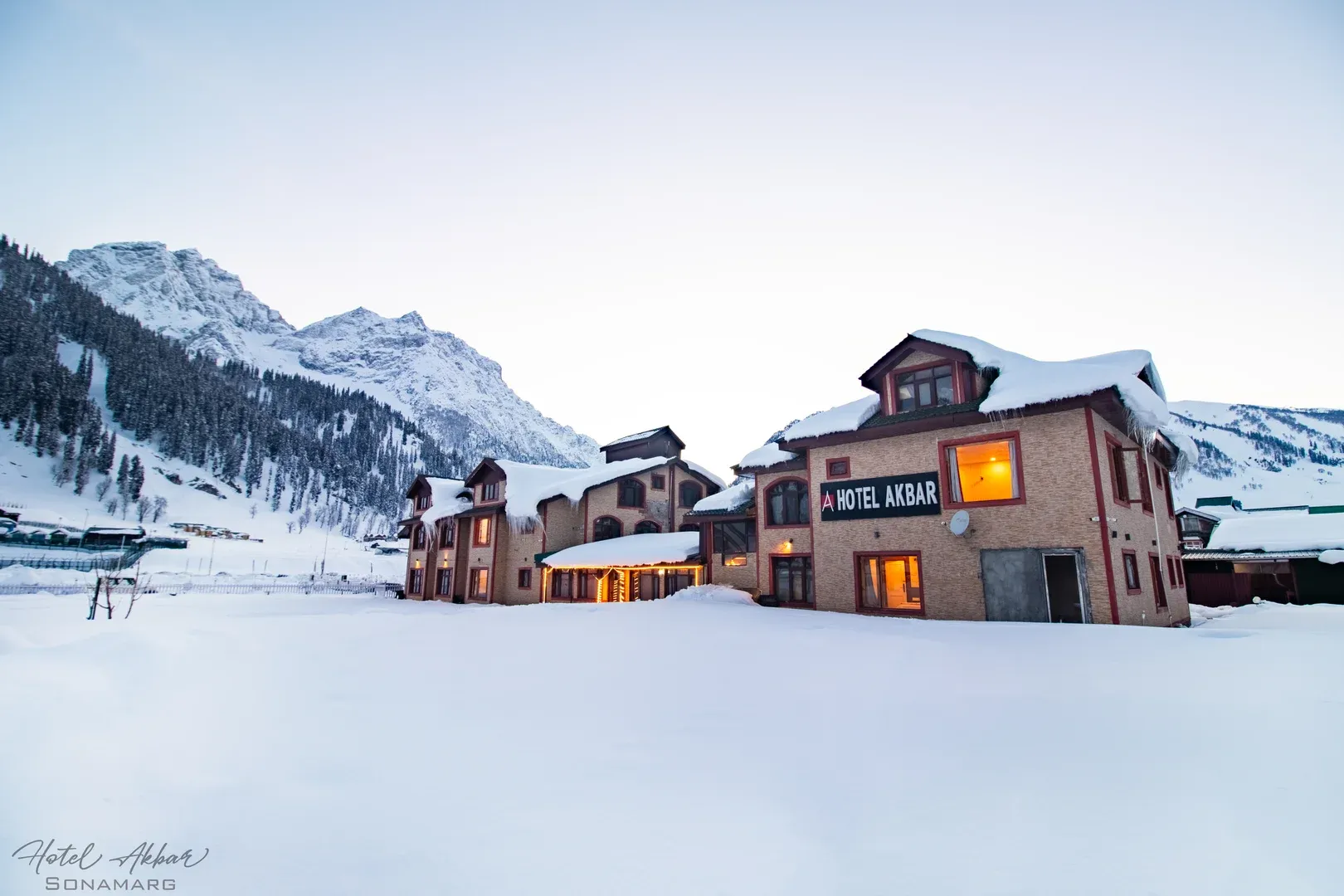 Panoramic overview of Hotel Akbar Sonmarg rooms and lodgings